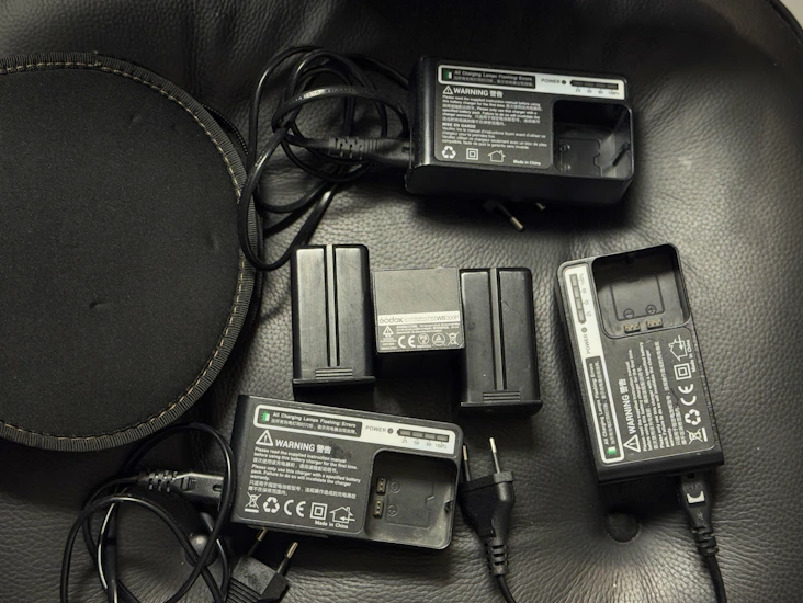 3 kpl akkuja ja latureita godox-salamavaloille