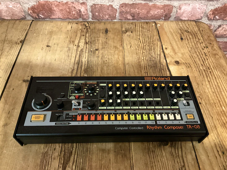 Drum machine roland tr-08