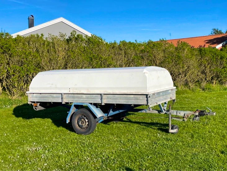 Släpvagn med kåpa