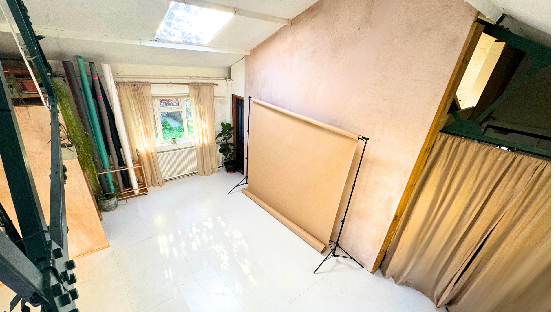 Lifestyle / content / photography & film studio with textured walls & props - east london