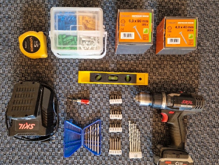 Akkuporakone ja muuta poraamiseen tarvittavaa