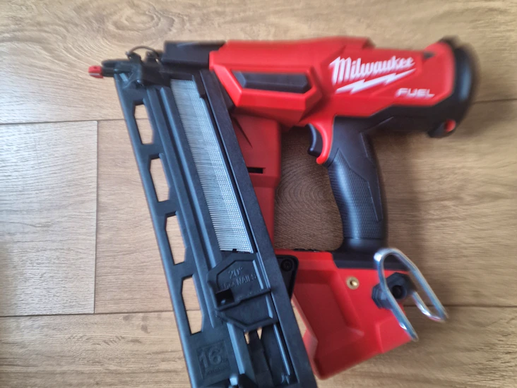 Cordless nail gun milwaukee m18 fn16ga