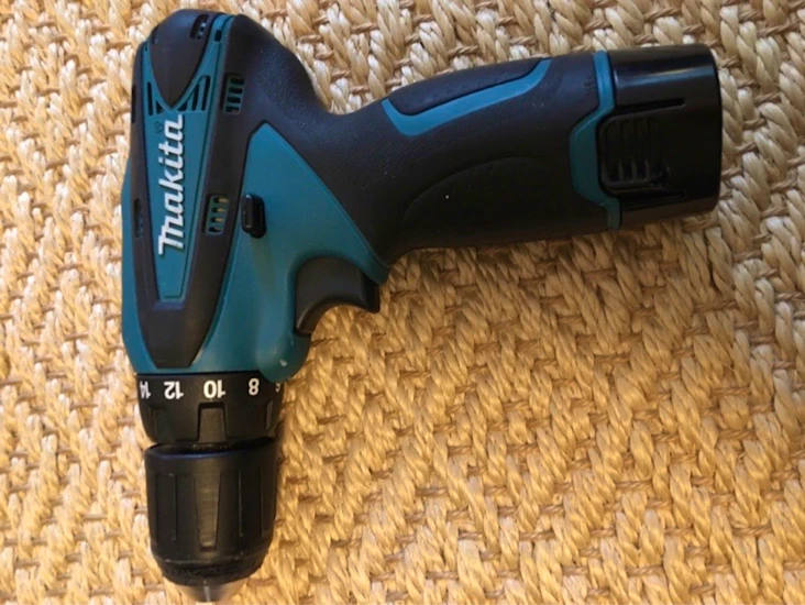 Sladdlös borr- och skruvdragare makita df330d