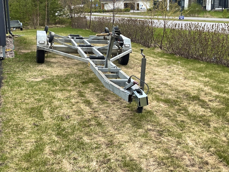 Kärppä-venetraileri säädettävillä tukipyörillä