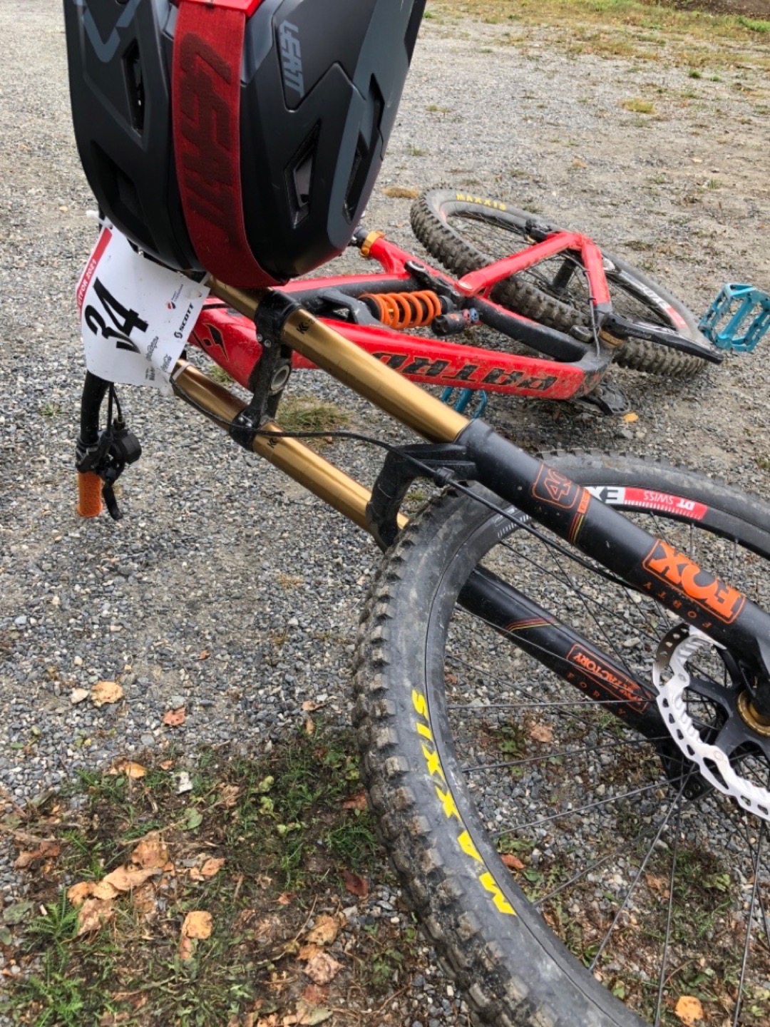 Jeg har full garderobe til utleie.