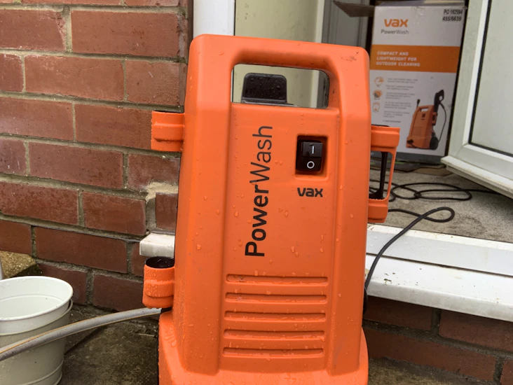 Pressure washer (model may vary)