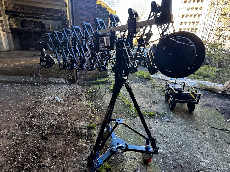 17ft (5.2m) telescopic jib crane + 2 x v-mount batteries