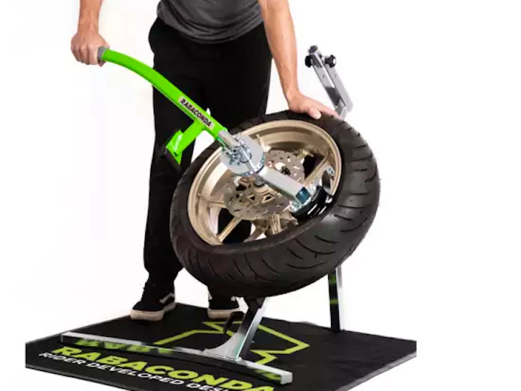 Rabaconda däckmaskin för mc-däck samt balanseringverktyg