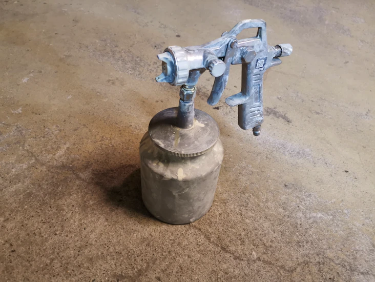 Maaliruisku alasäiliöllä