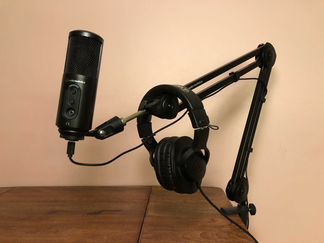 Mikrofon, hörlurar och stativ