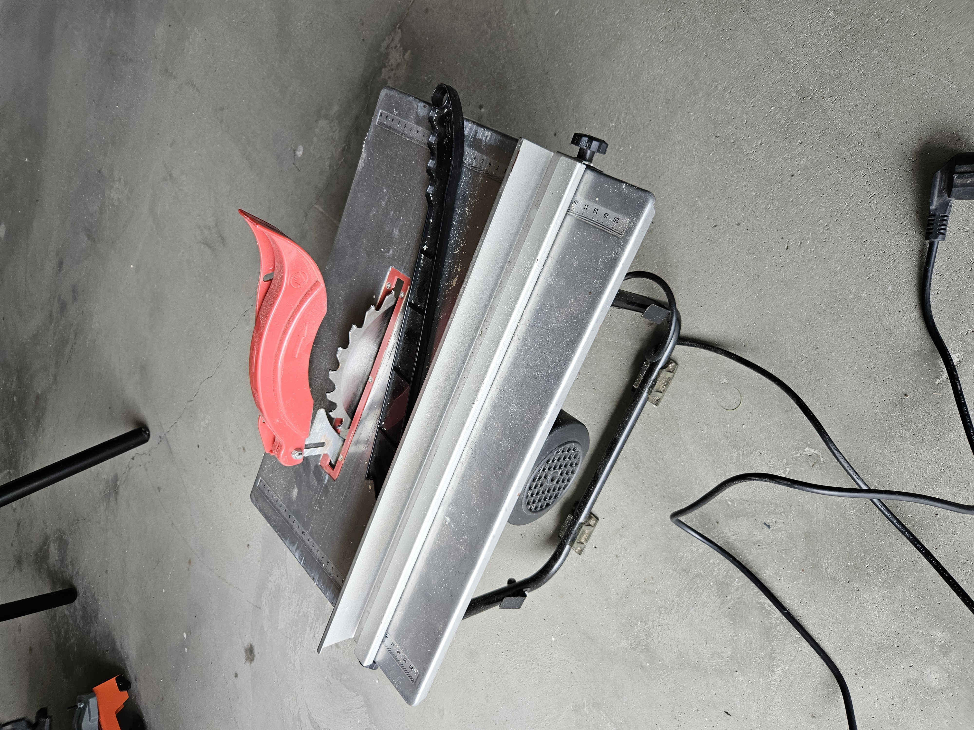 Liten smidig bordsag