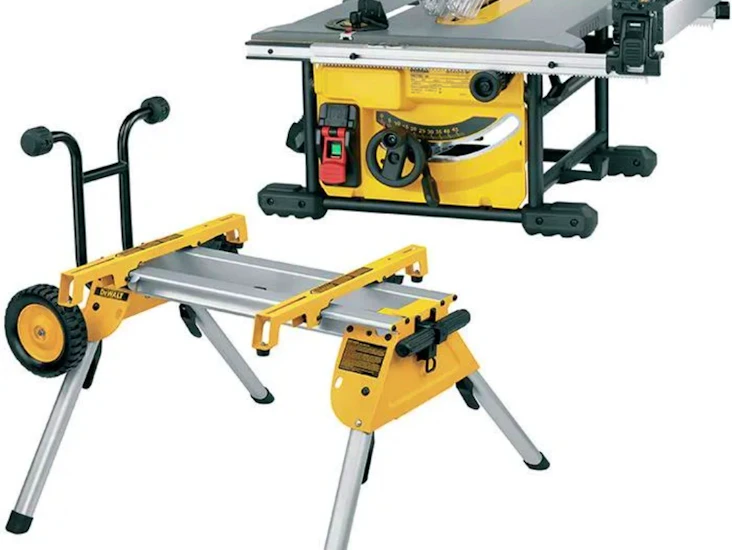Dewalt bordscirkelsåg på sågbord med hjul