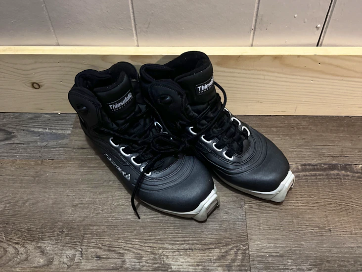 Euro 40 l9.5 m7cross country ski boots size