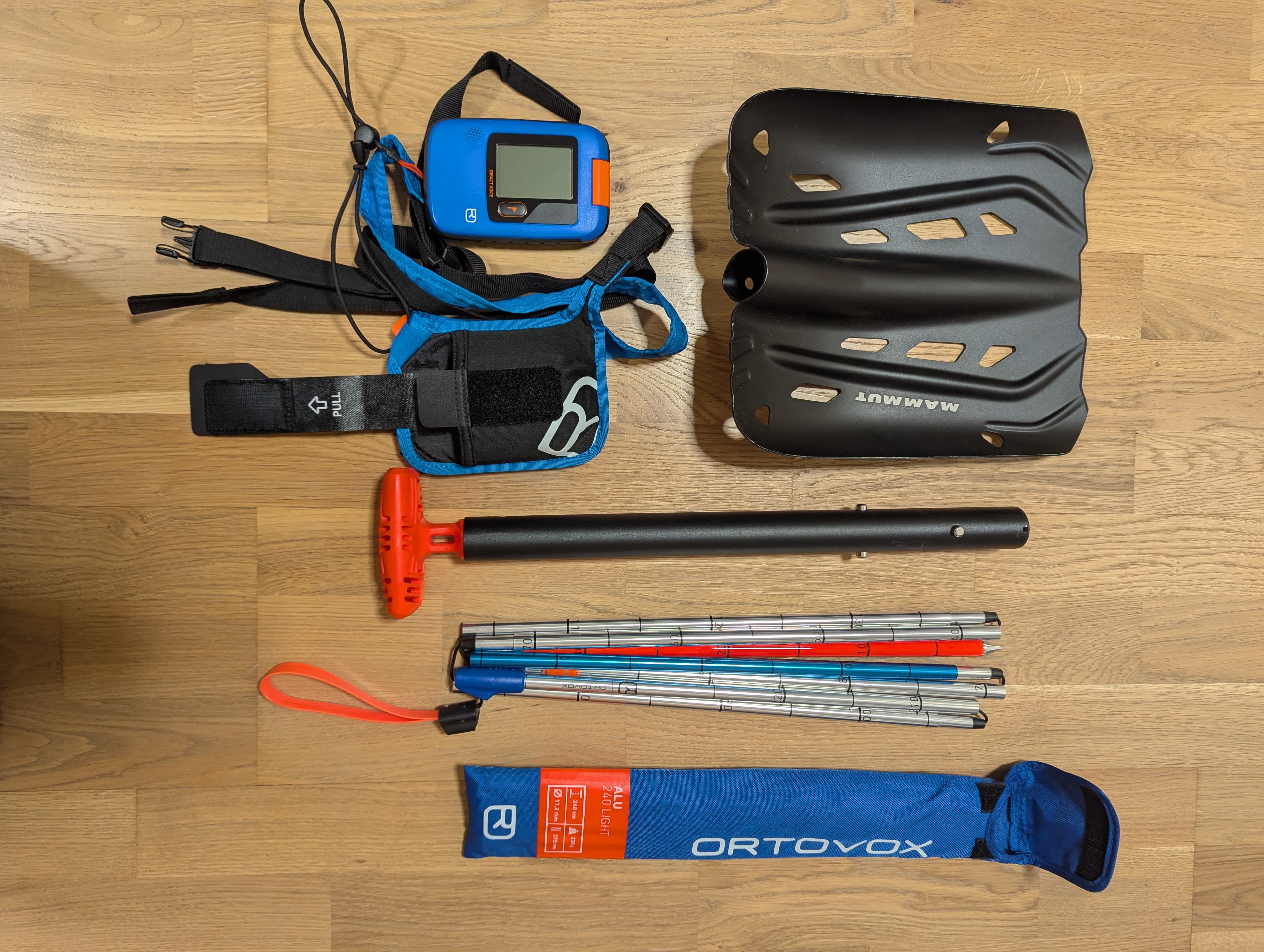 Lavinpaket med spade, sond och ortovox diract voice sändare