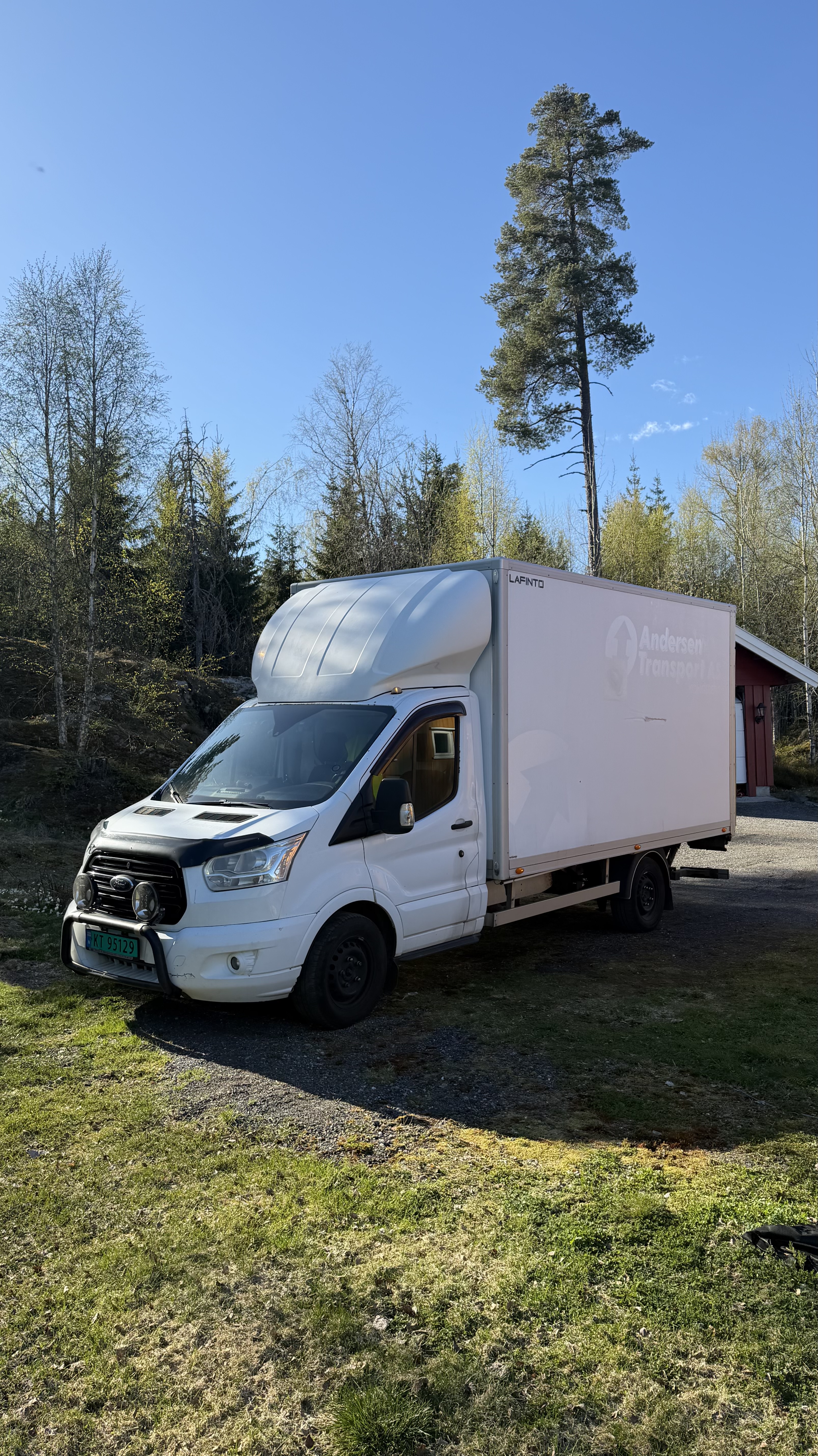 Flyttebil/vareskap med løftelem – ford transit 8-paller (automat)