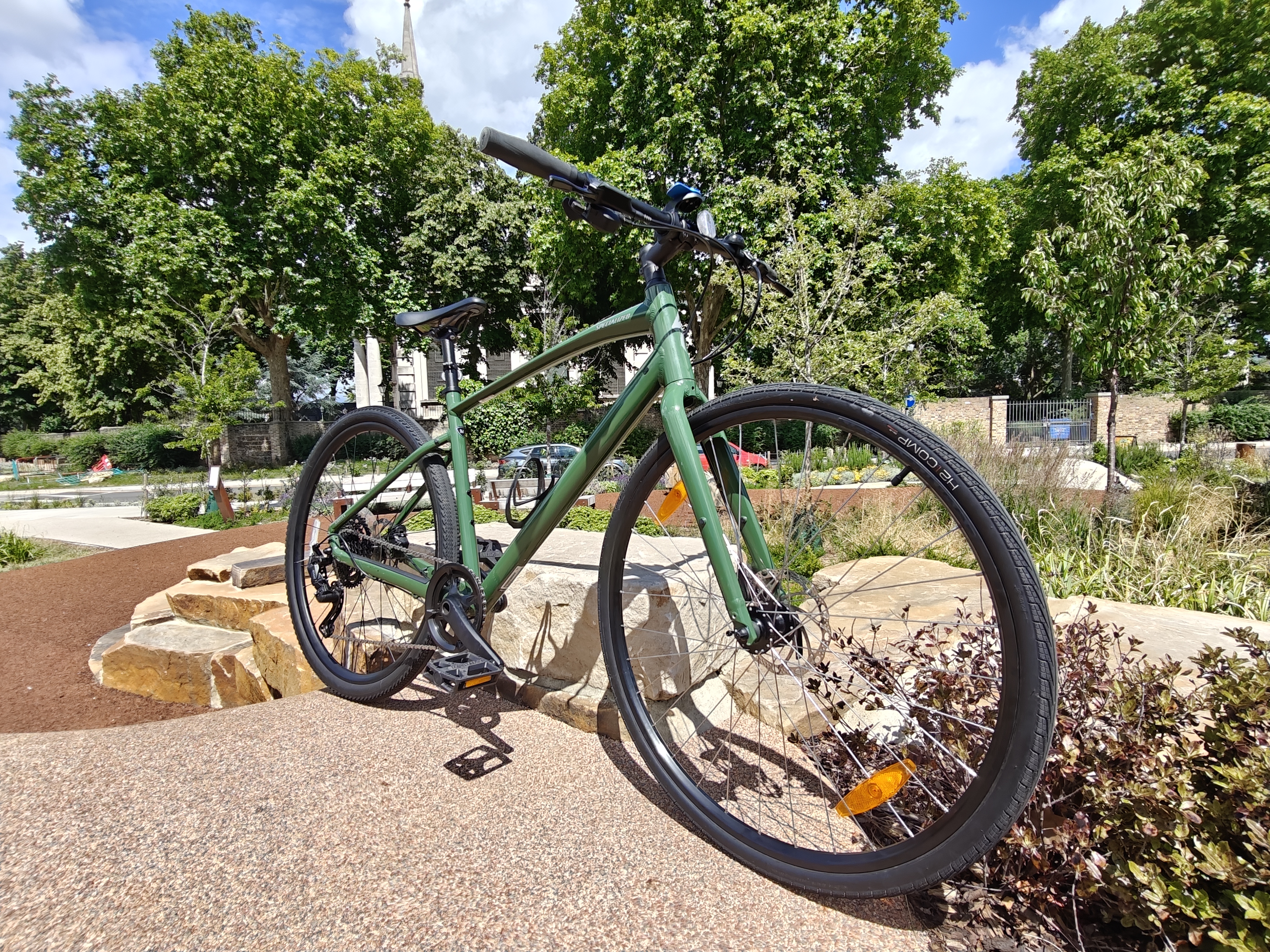 Specialized sirrus x 3.0 hybrid bike (green) – lock included!