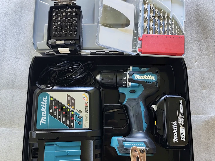 Makita 18v akkuporakone, bitssarja sekä poranterät 1-10 mm