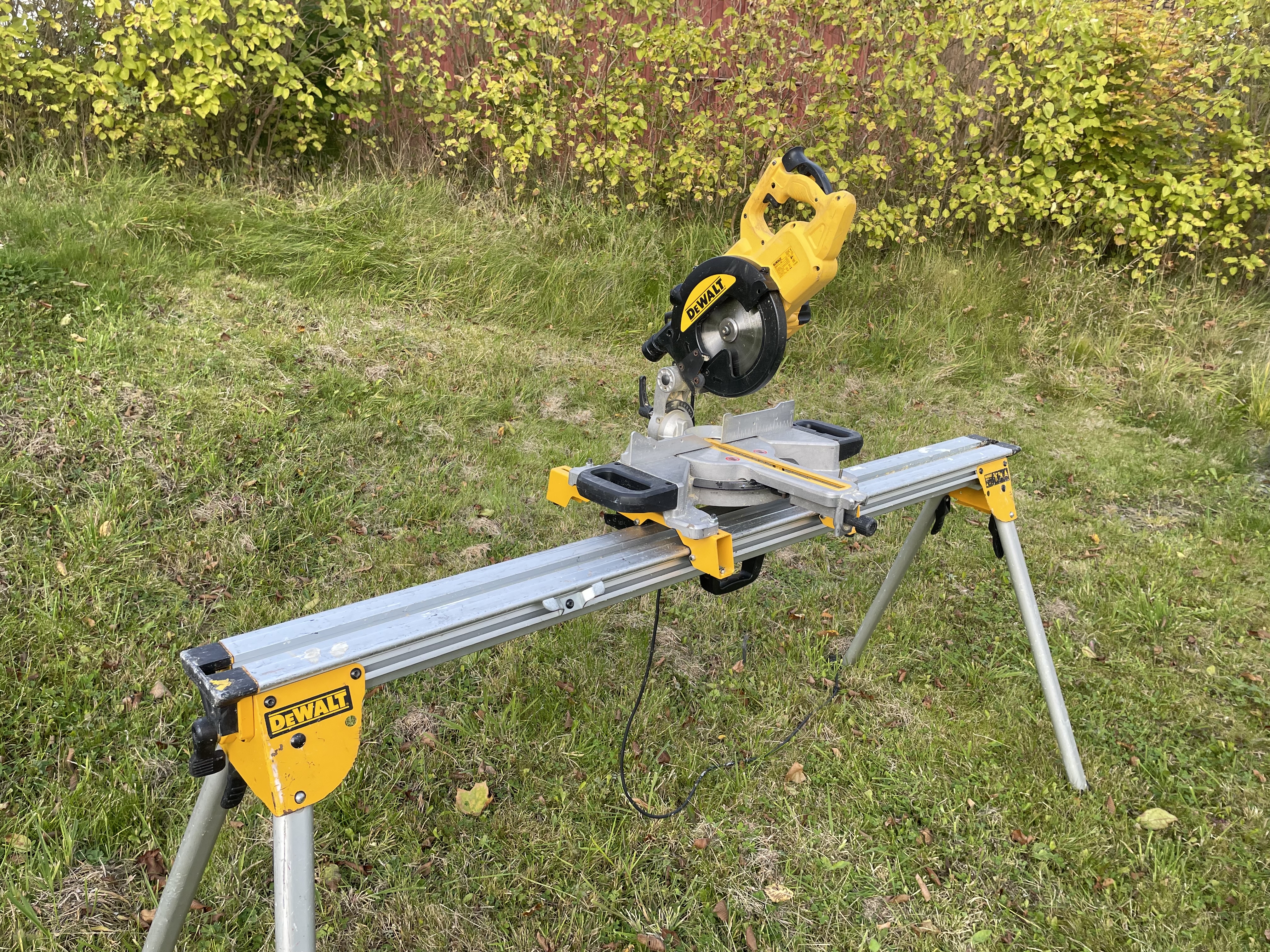 Dewalt kapsåg med stativ