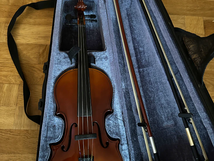 Fiol 4/4 med stråke och fodral