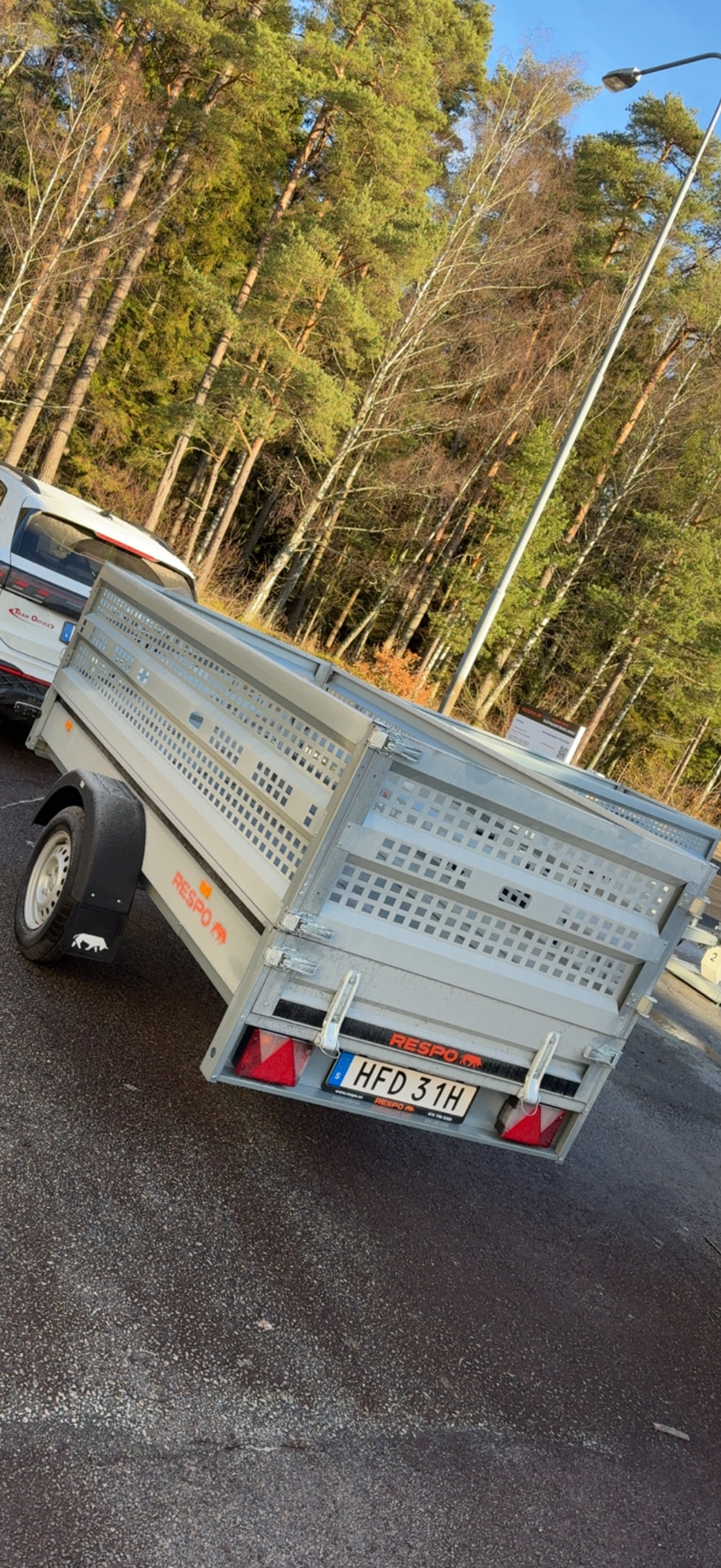 Släpvagn med eller utan galler.