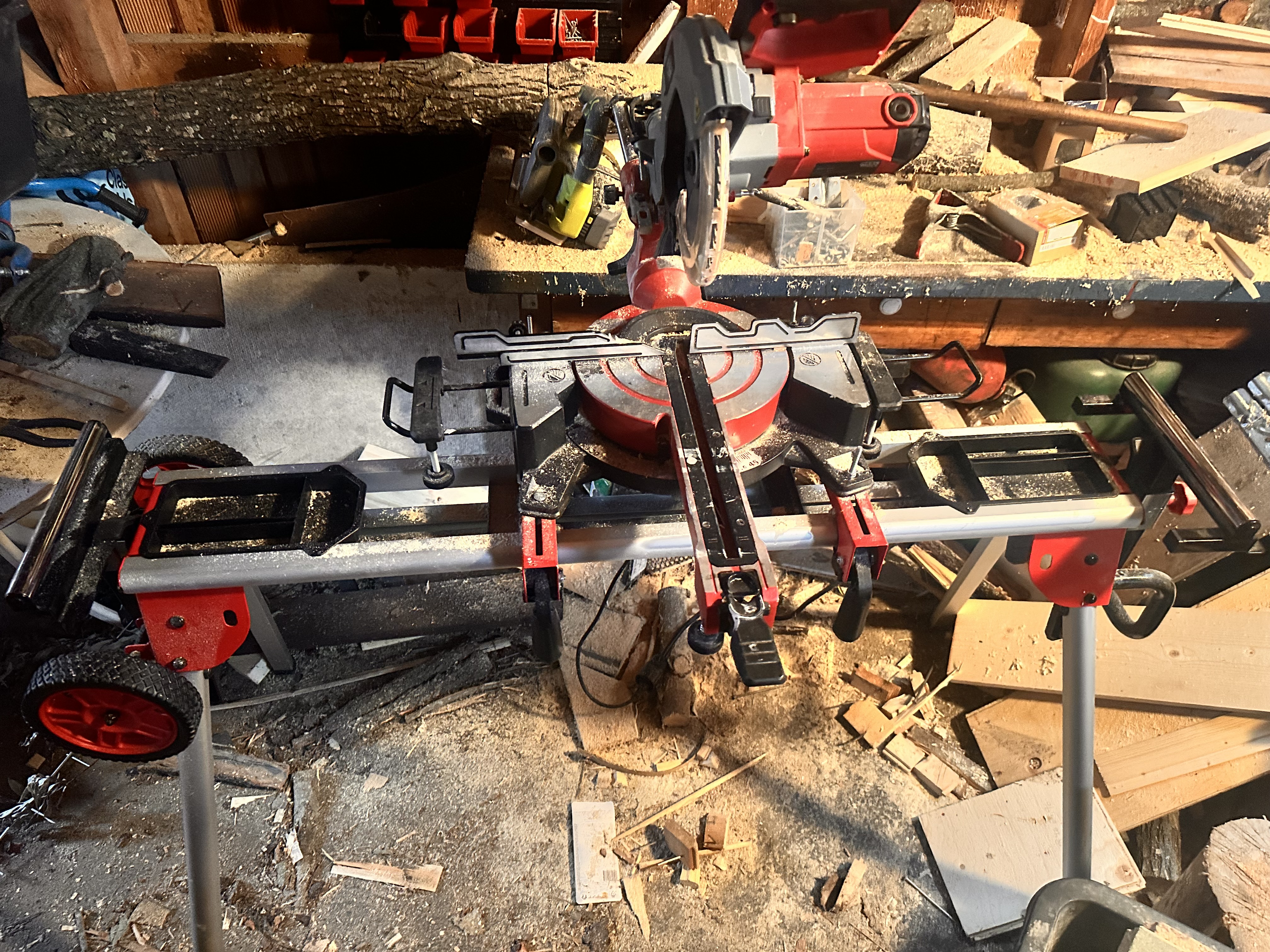 Kap och gersåg med bord