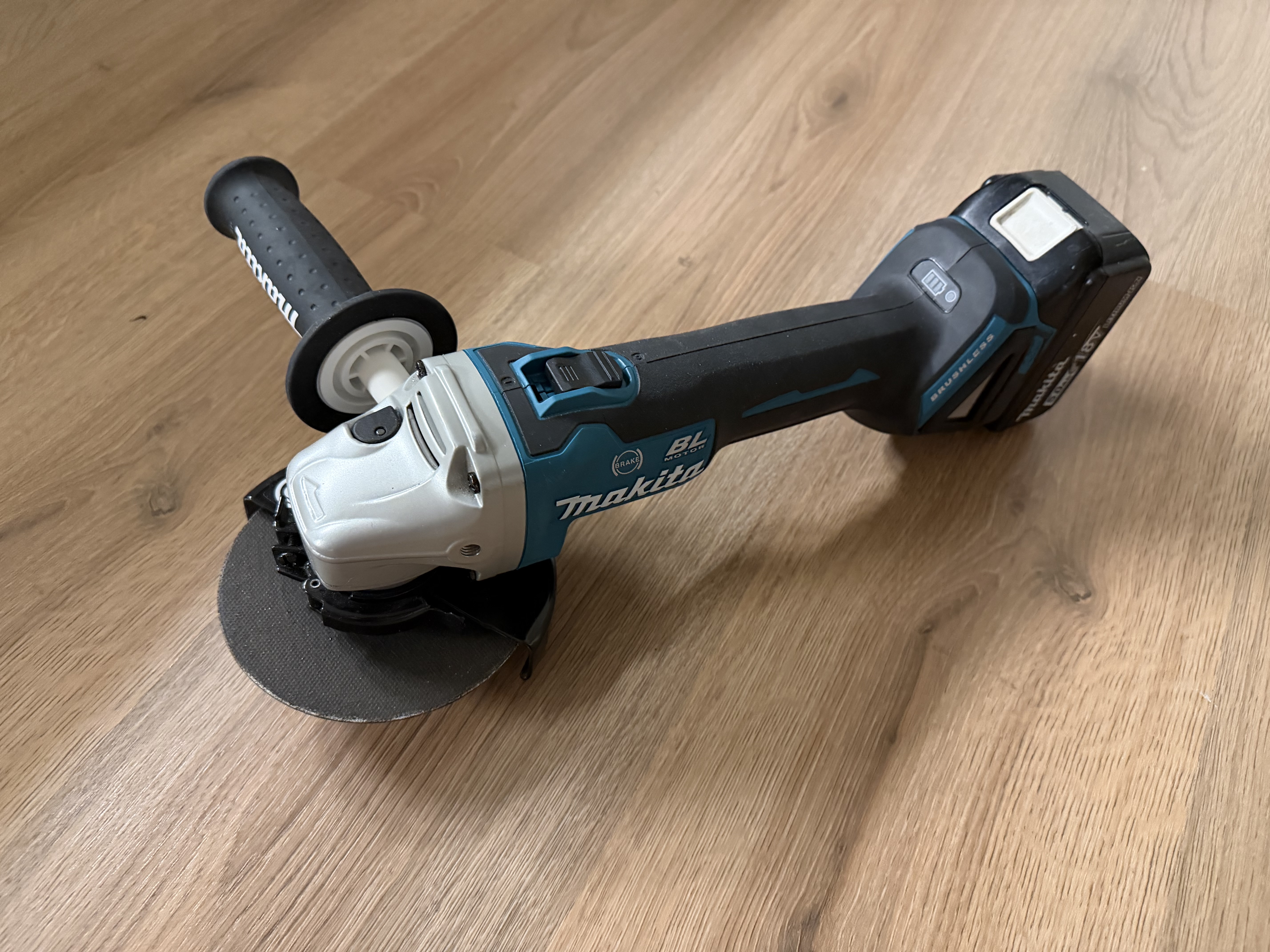 Knappt använd uthyrning – batteridriven vinkelslip makita 18v (125 mm)