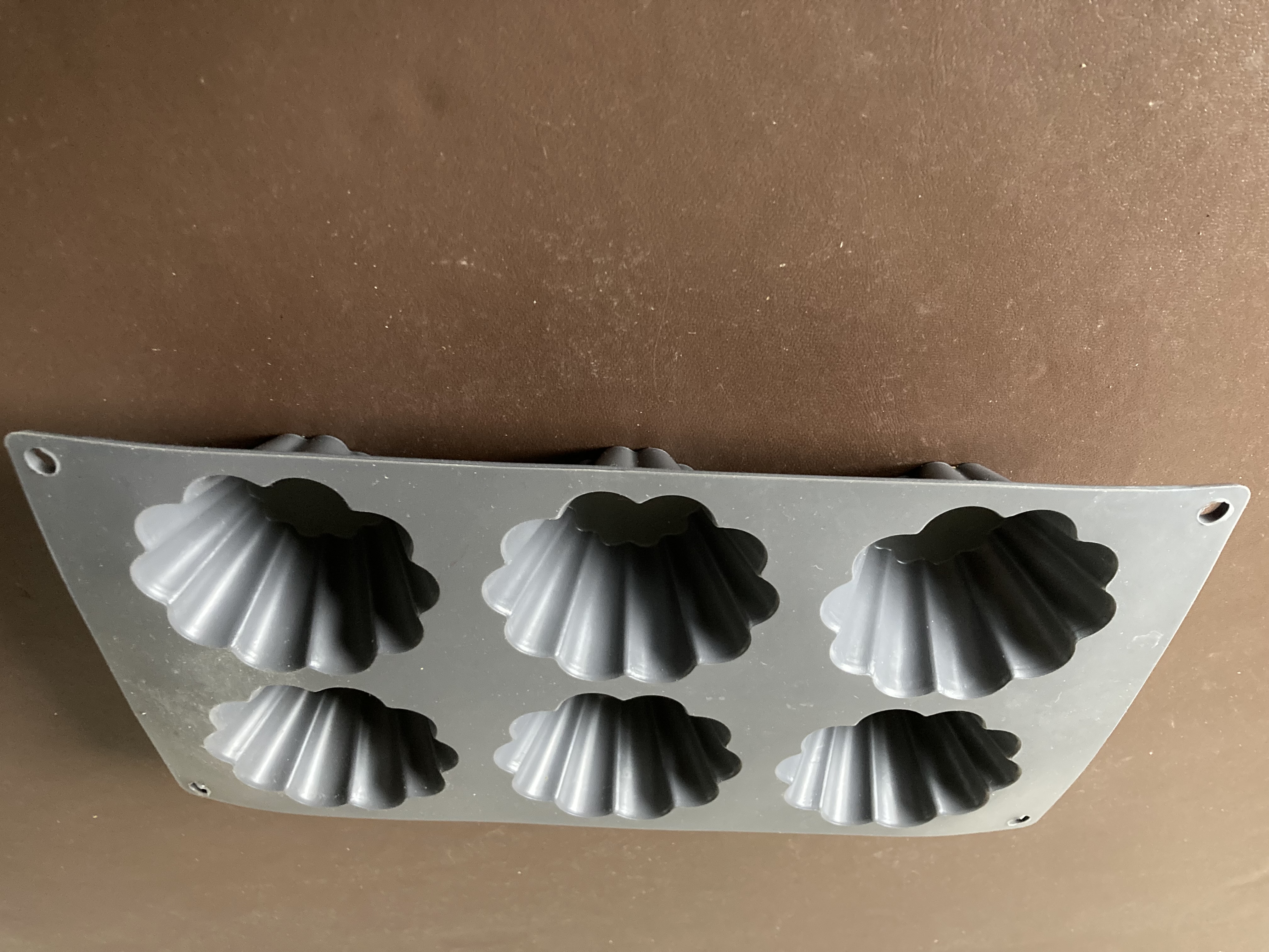 6 hole brioche moukd