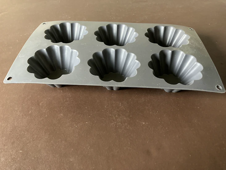 6 hole brioche moukd