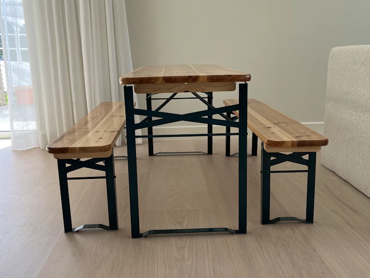 ihopfällbart barnbord med tillhörande bänkar