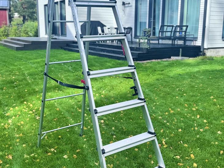 Korkeat ja turvalliset tikkaat