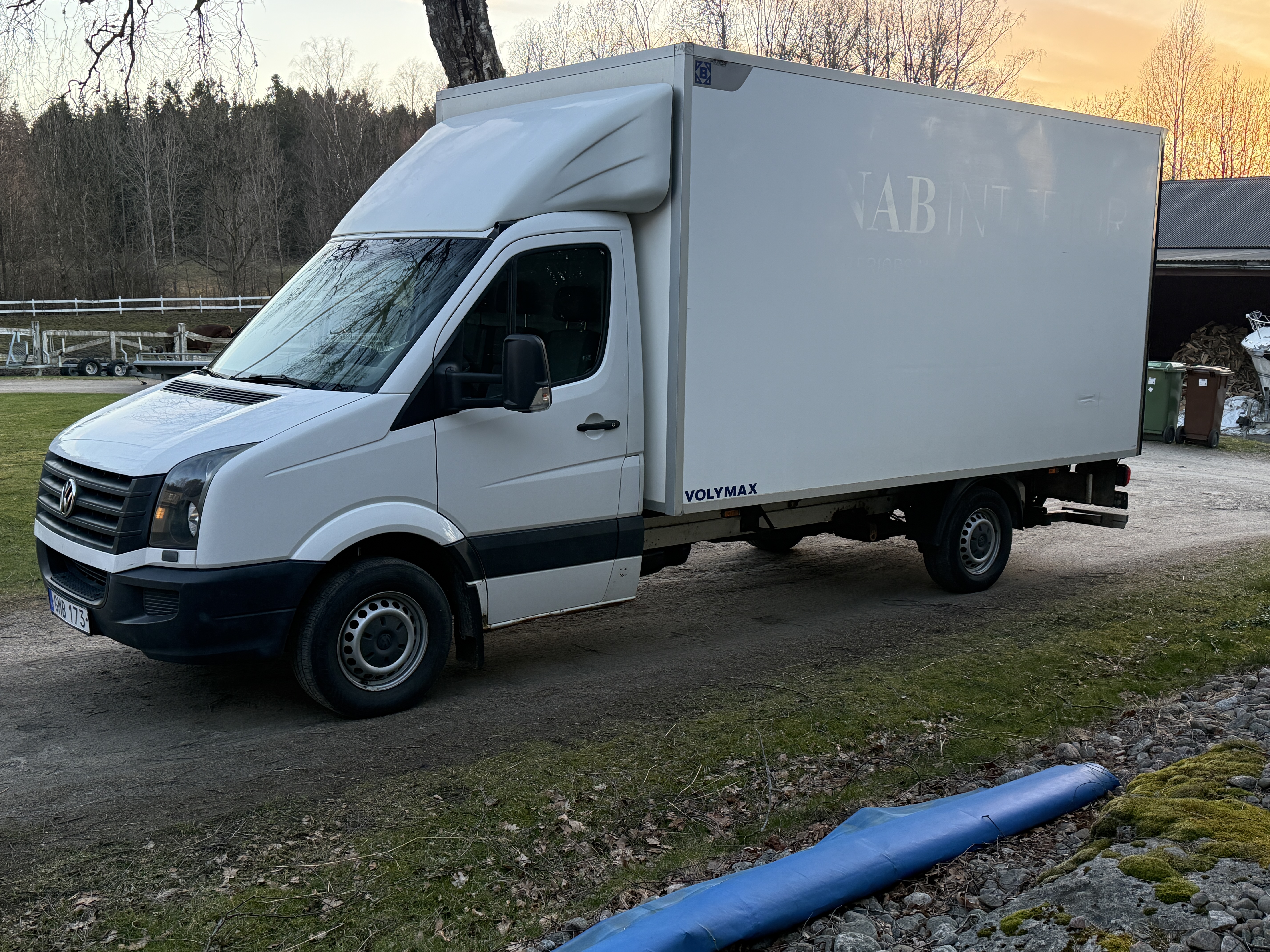 Lätt lastbil volkswagen crafter 2.0 tdi med volymskåp och bakgavellift