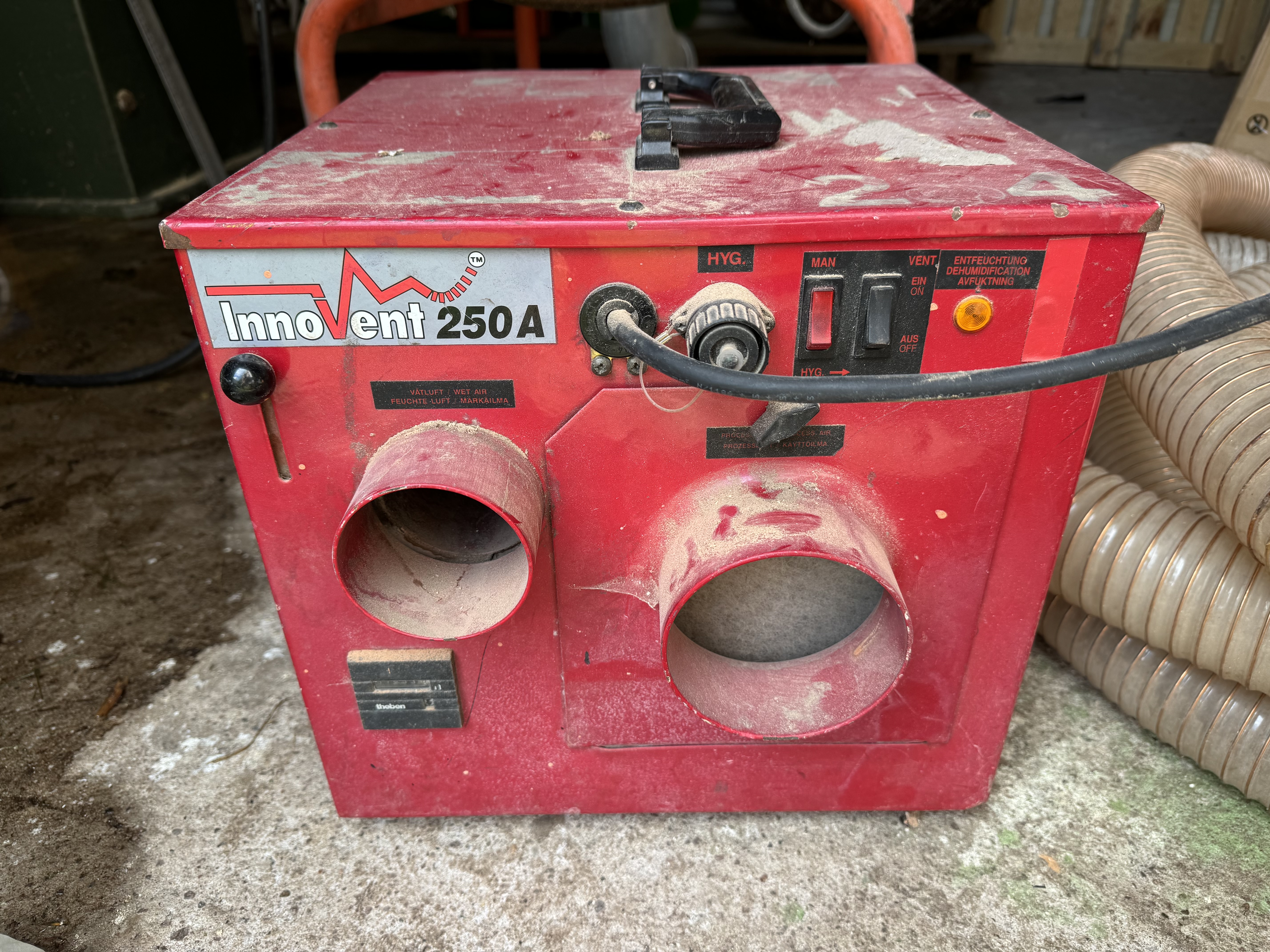 Rejäl avfuktare + avledningsslang