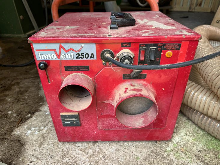 Rejäl avfuktare + avledningsslang