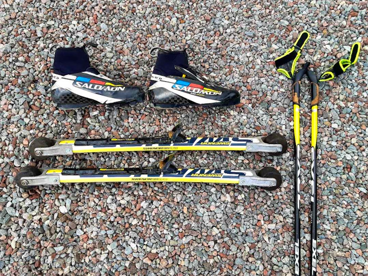 Swenor rullskidor med pjäxor och stavar