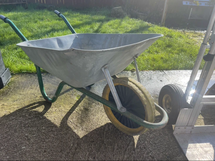 Heavy duty galvanized wheelbarrow - sturdy & reliable