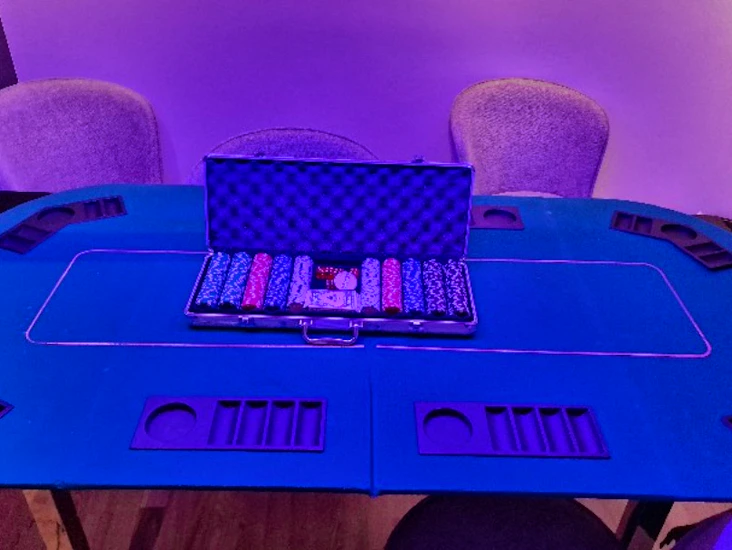 Poker sett og portabelt pokerbord