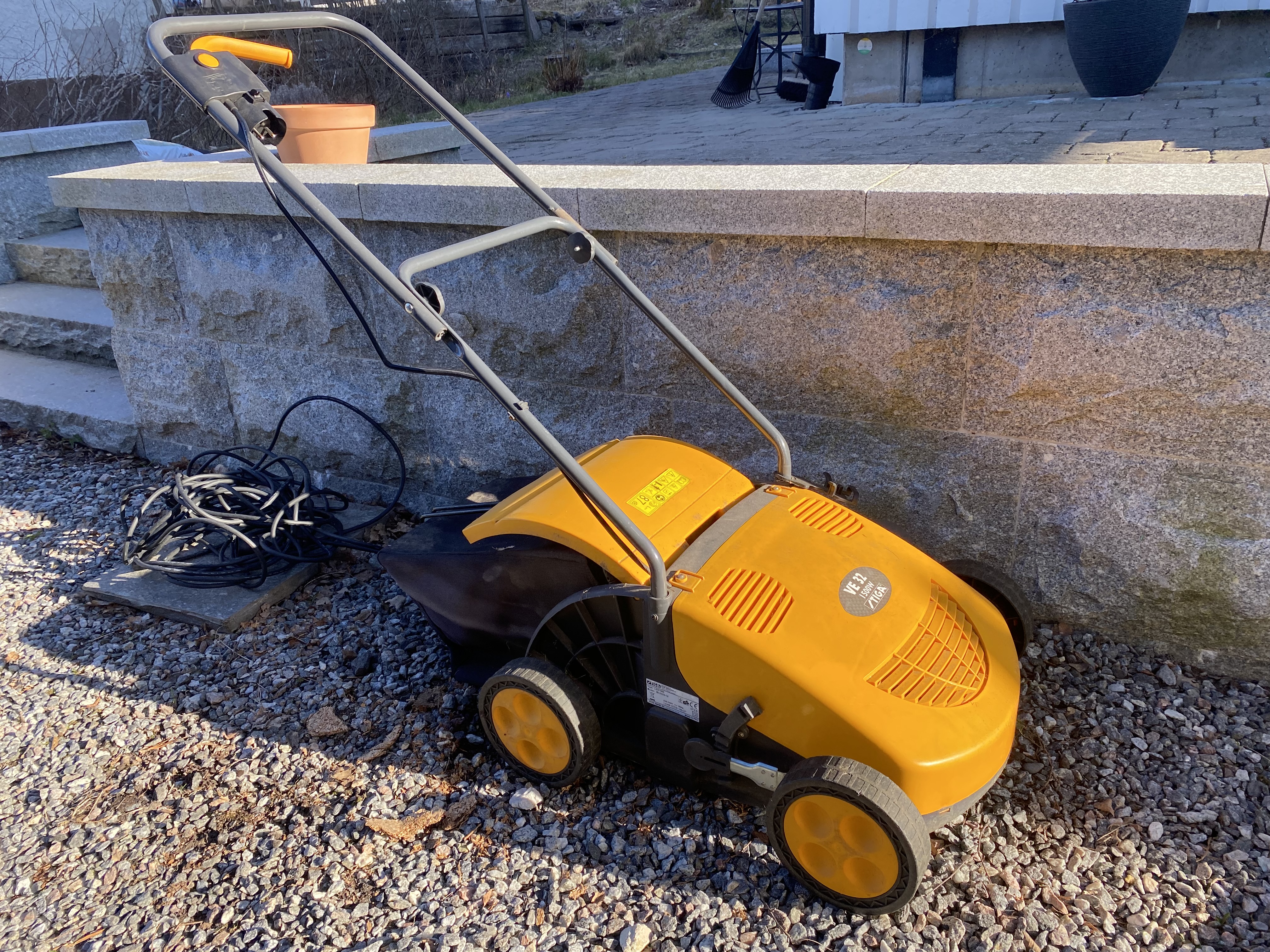 Vertikalskärare – ge gräsmattan nytt liv