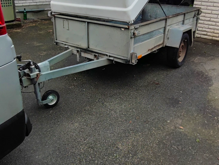 Tippbart släp med kåpa