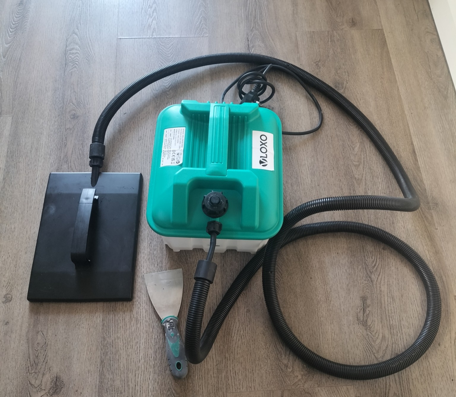 Wallpaper steamer / stripper