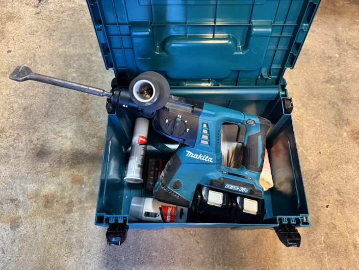 Makita 2x18v borhammer m/ sds-bor