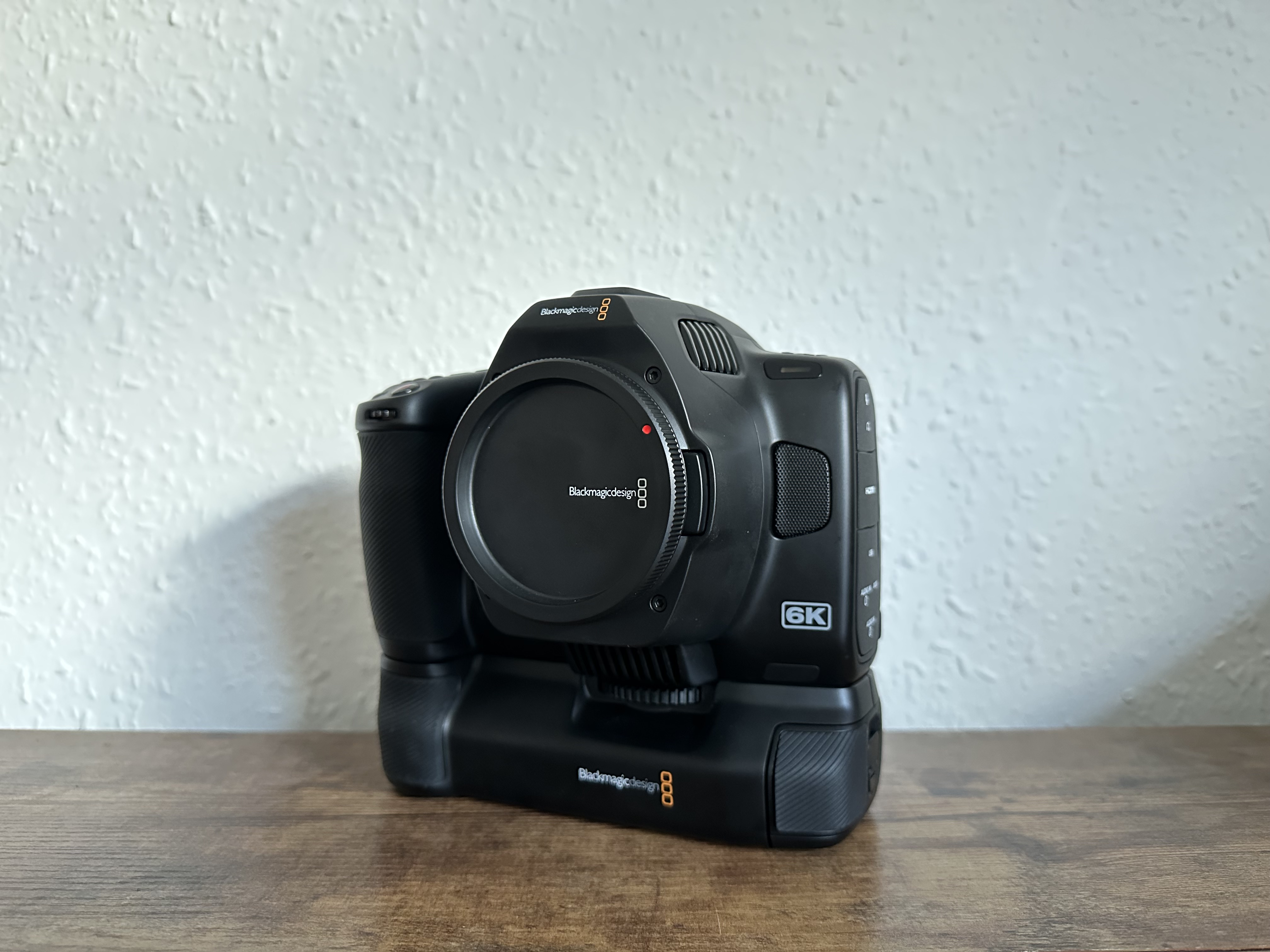 Bmpcc 6k pro cinema camera + battery grip (blackmagic pocket cinema camera 6k pro)