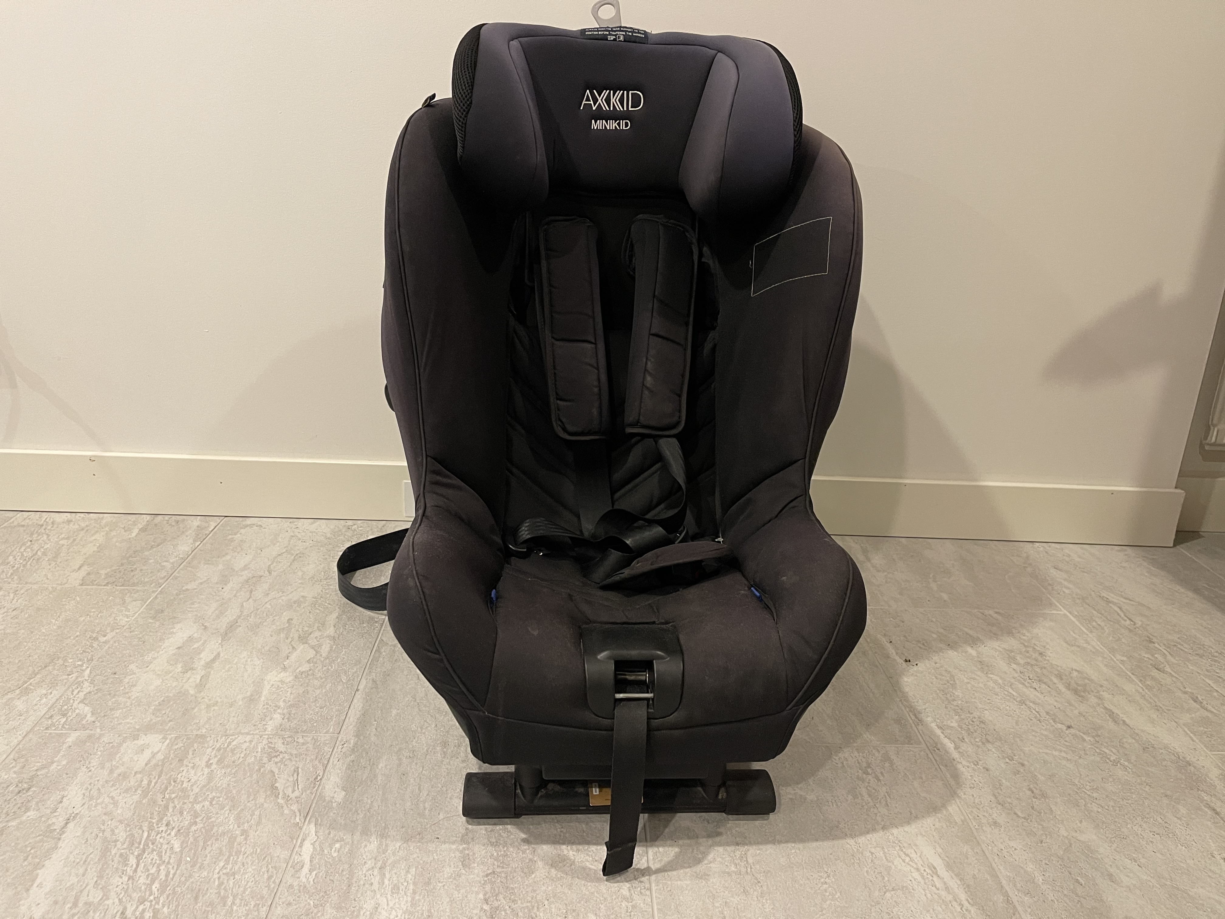Bakåtvänd bilbarnstol axkid minkid
