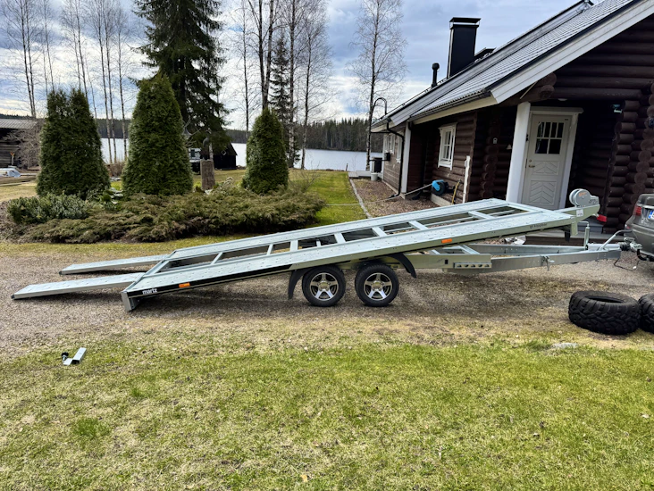 Autotraileri 2700kg erittäin matalalla lastauskulmalla