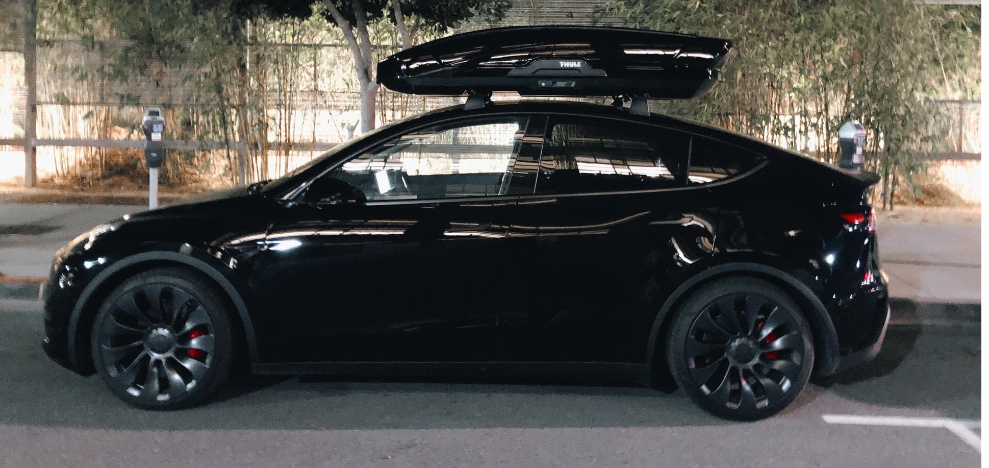 Tesla model y telineet & thule motion xt xxl tai thule 700 suksiboksi