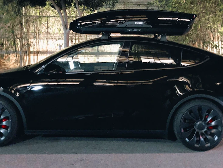 Tesla model y telineet & thule motion xt xxl tai thule 700 suksiboksi