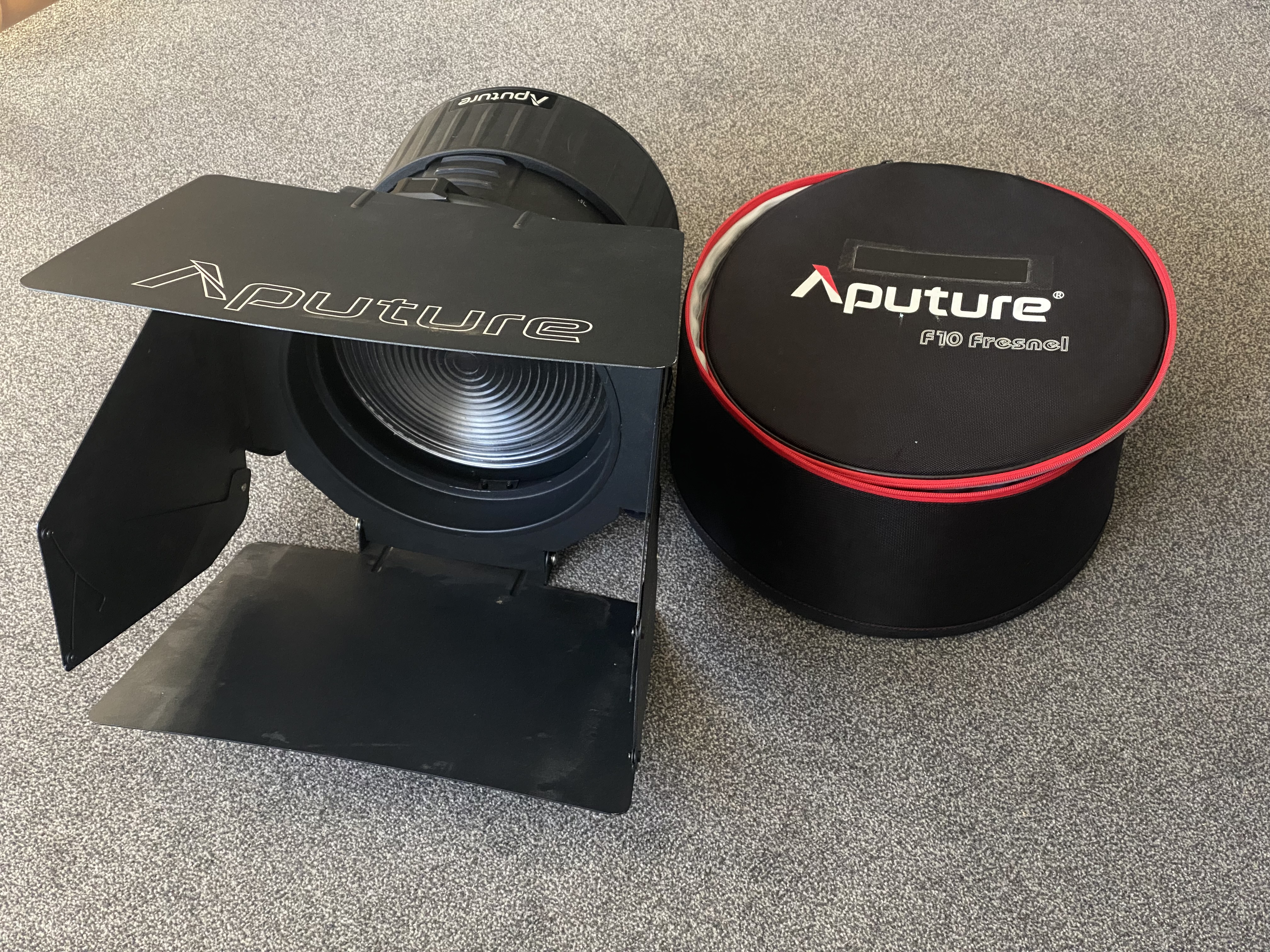 Aputure f10 fresnel + barn doors