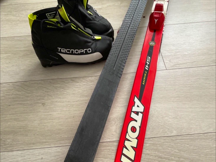 Pjäxor och skidor för barn