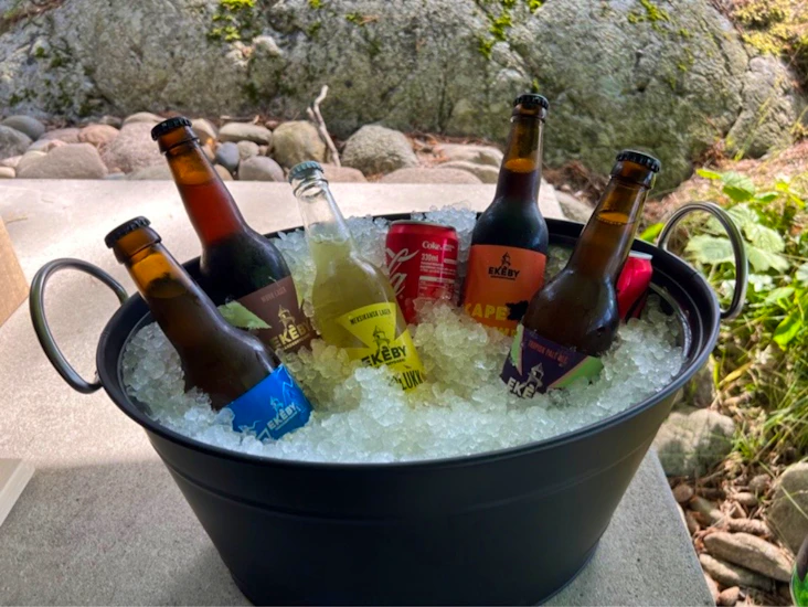 Stor ismaskin som lager knust is