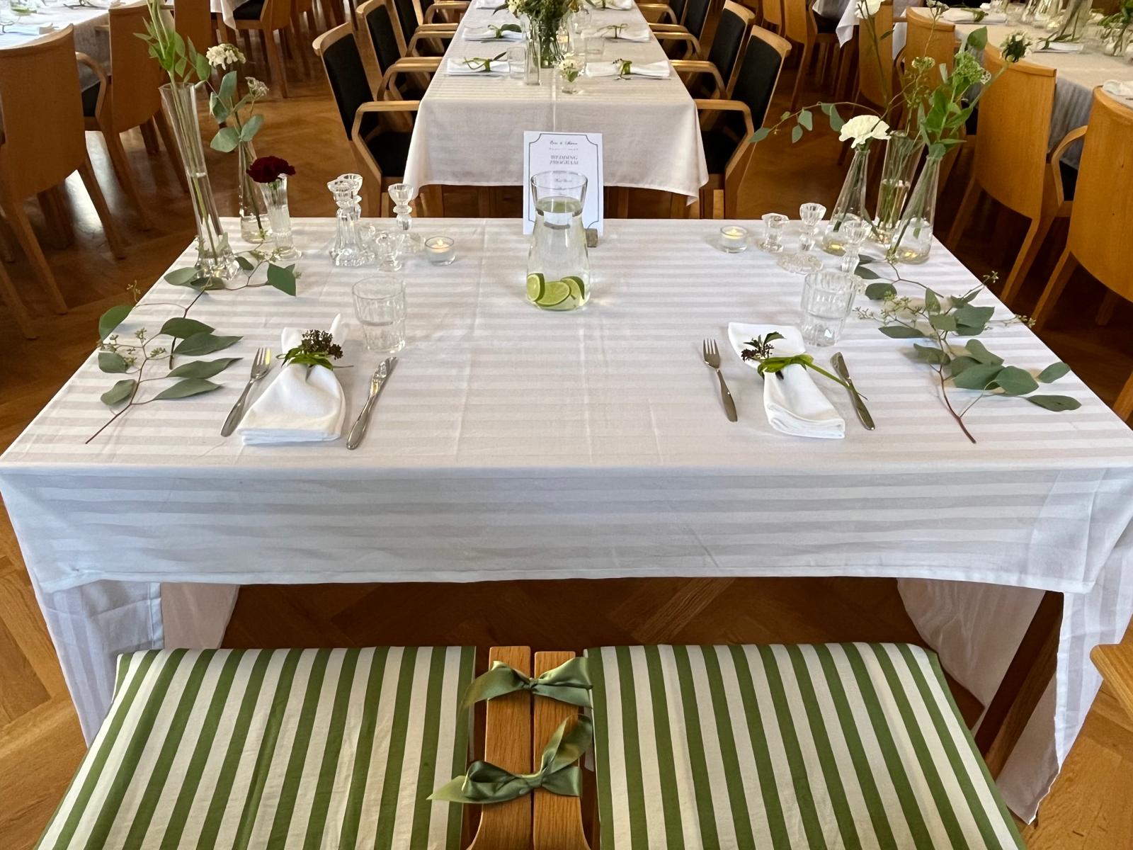 Valkoiset pöytäliinat 11 kpl 130 x 325 cm  ja valkoiset ruokaliinat 100 kpl (50€ lisähinnasta)