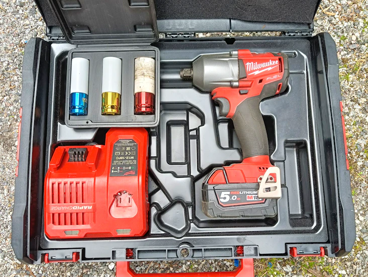 Milwaukee mutterinväännin 1/2" ja voimahylsyt auto vanteille